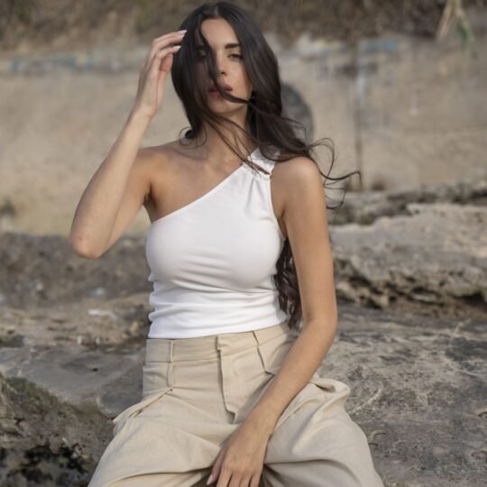 Top Asimétrico con Detalle Dorado